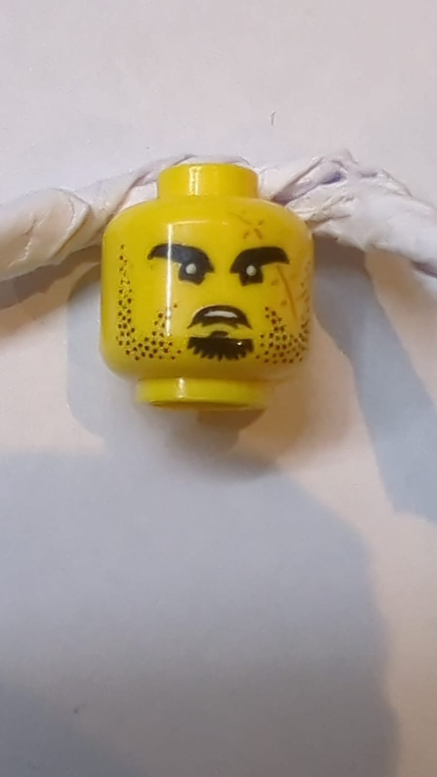 Kopf Schwarze Augenbrauen, Ziegenbart, Stoppelbart und große mittlere Nugatnarbe mit Nahtmuster