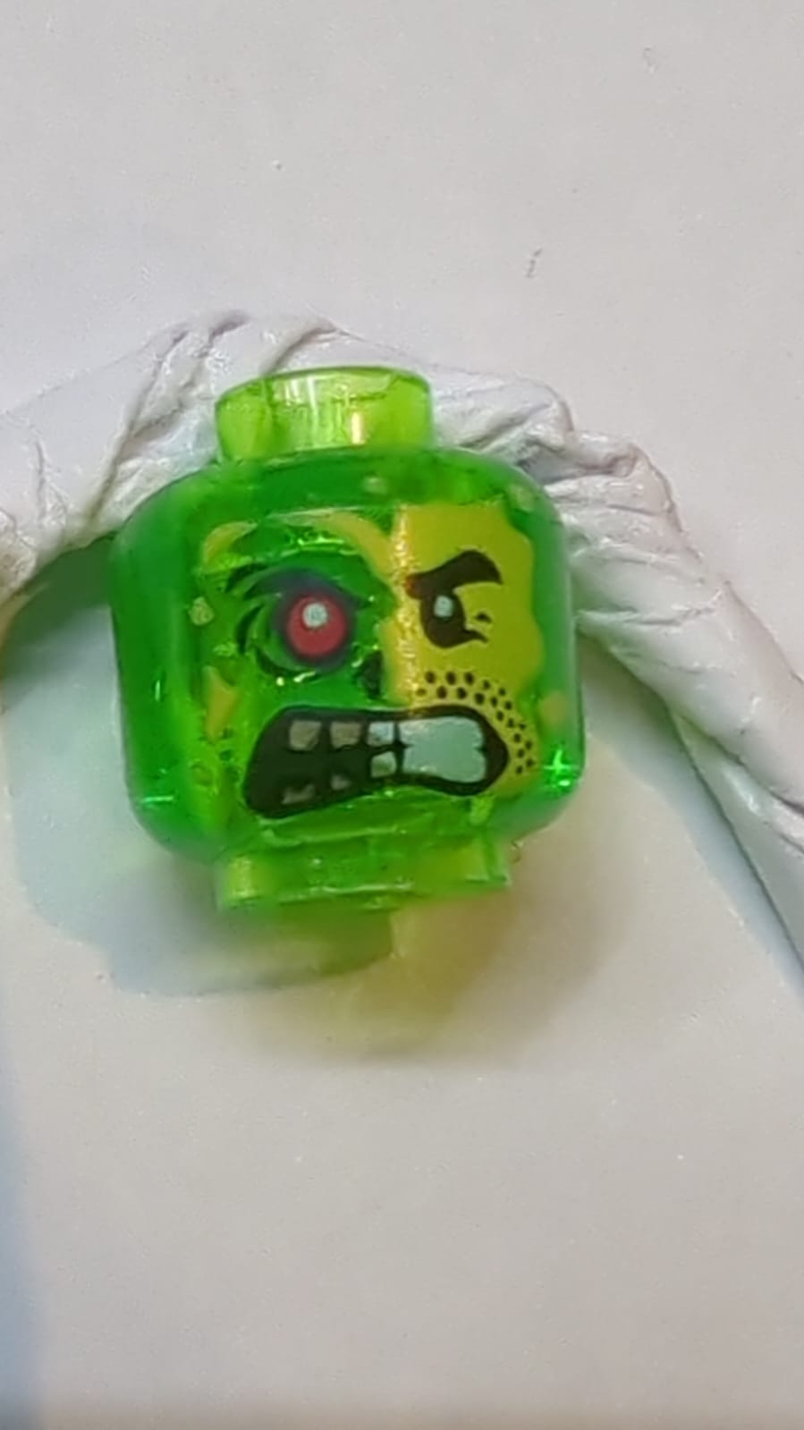 Kopf Außerirdisches gespaltenes Gesicht, links normal mit gelber Haut und Stoppeln, rechts verbrannt mit rotem Augenmuster