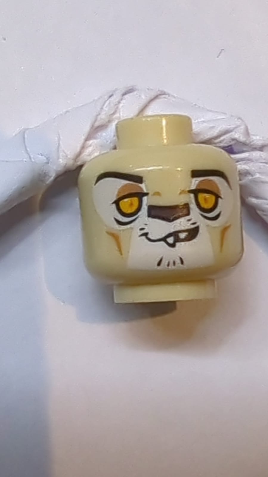 Kopf Beidseitiger Alien Chima Löwe mit orangefarbenen Augen, brauner Nase, Zähnen, geschlossenem / offenem Mundmuster (Lennox)