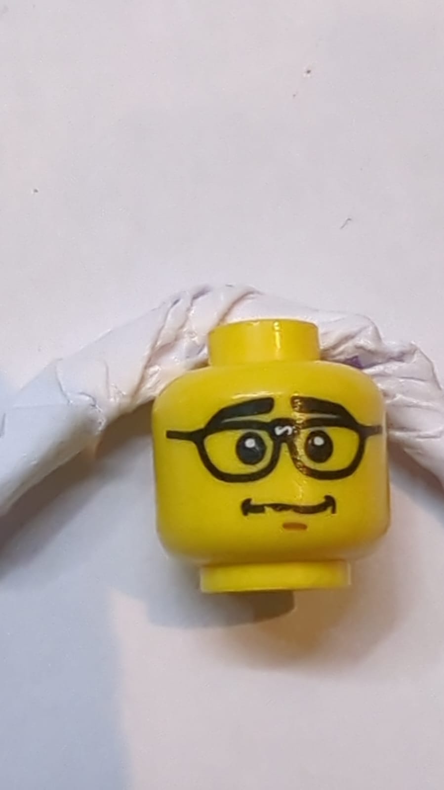 Kopf Männliche dicke schwarze Augenbrauen, reparierte Brille, nervöses Lächelnmuster