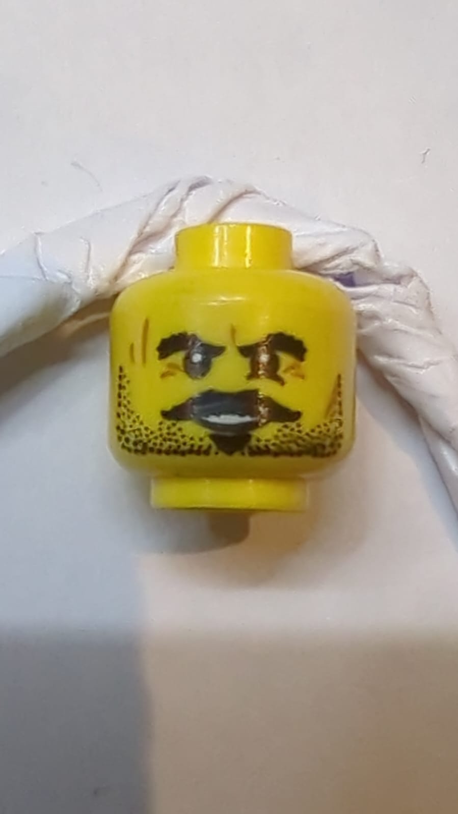 Kopf Bärtenstoppel, Schnurrbart, Kinnbart, buschige Augenbrauen, Narben und offenes Lächeln mit offenem Mund