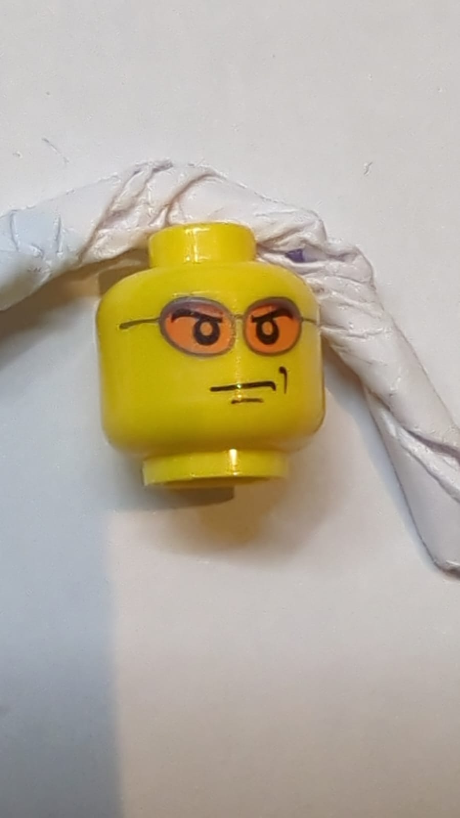 Kopf Brille mit orangenen Sonnenbrillen und schelmischem Muster