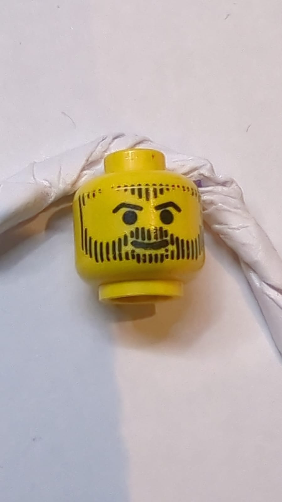 Kopf Bart mit Bart, Haaren und Koteletten in vertikalem Linienmuster