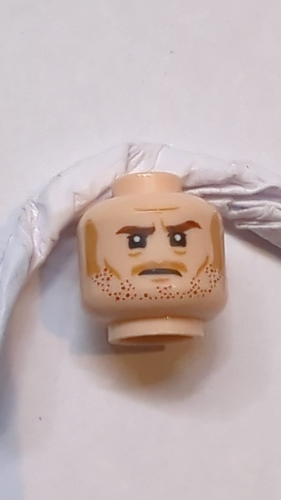 Kopf Doppelseitige rötlich-braune Augenbrauen und Stoppel, mittlere Nougat-Koteletten, Schnurrbart, Wangenlinien und Kinnmulde, Grinsen / entschlossenes Muster