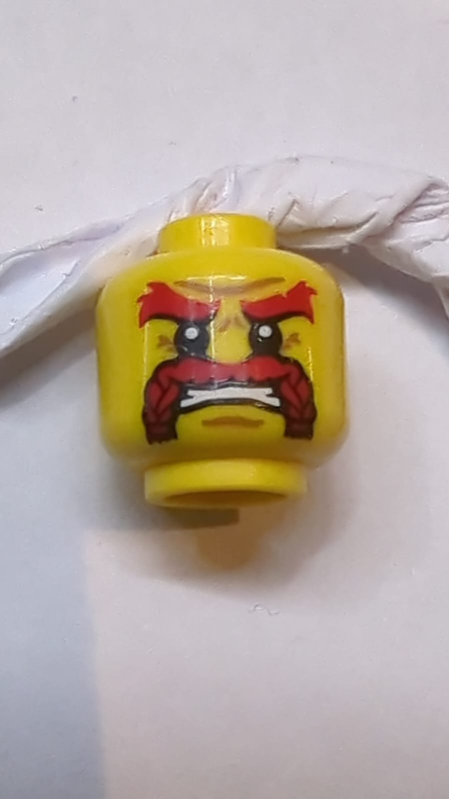 Kopf Rote buschige Augenbrauen und geflochtener Schnurrbart, mittlere Nougat-Kinngrübchen und Falten, wütender entblößter Zähne-Muster