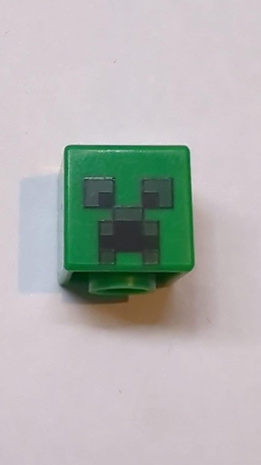 Kopf Modifizierter Würfel mit pixeligen schwarzen und dunkelgrünen Augen und offenem Mund im Stirnrunzeln-Muster (Minecraft Creeper)