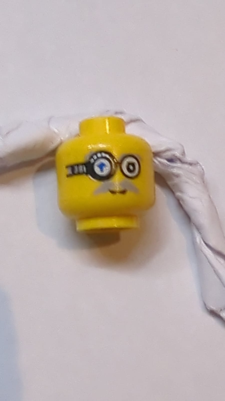 Kopf Doppelseitige Power-Miner-Brille mit blauem Pfeil, grauen Augenbrauen, Schnurrbart, geschlossenem Mund / Mund mit Zahn-Muster