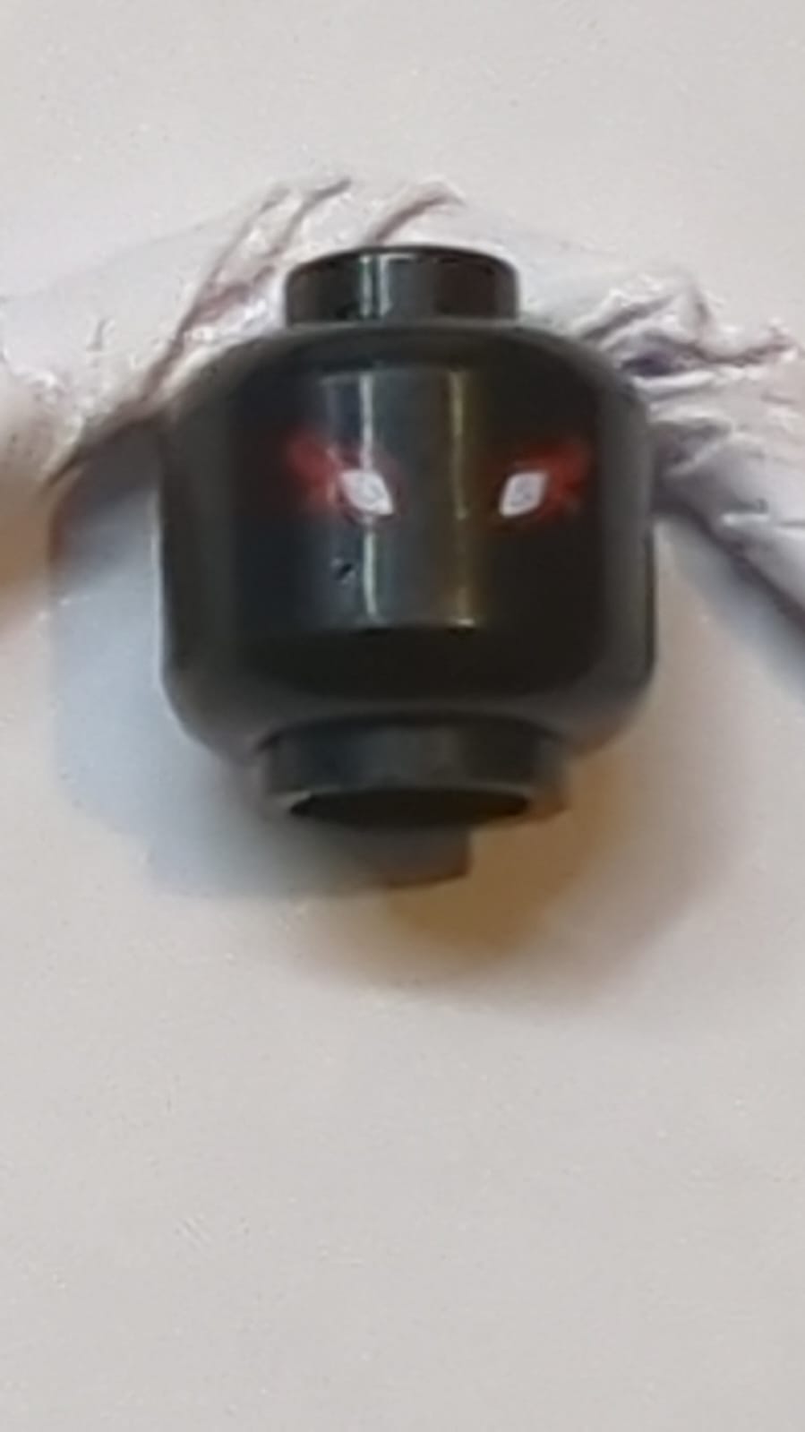 Kopf Außerirdischer mit weißen Augen und Muster aus roten Flammen