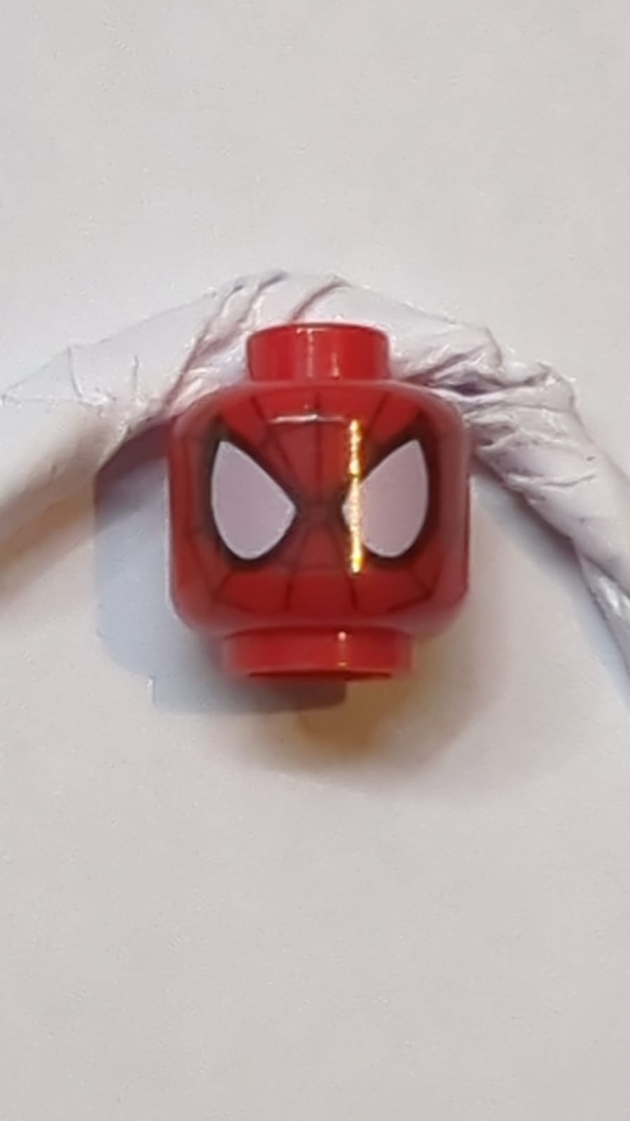 Kopf Außerirdischer mit Spider-Man schwarzem Netz, großen weißen Augen mit schwarzen Umrandungen