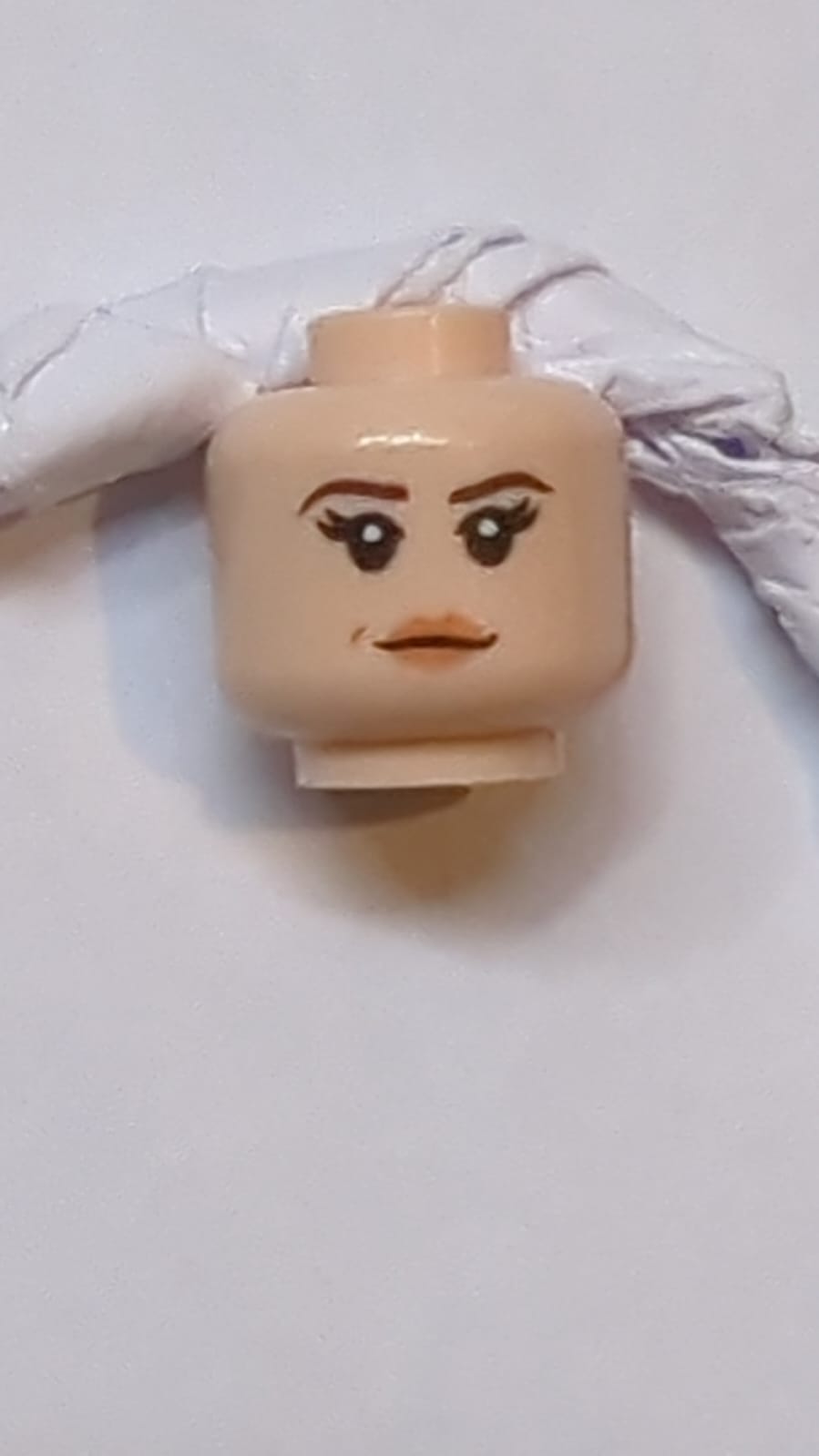 Kopf Beidseitige weibliche dunkelbraune Augenbrauen, schwarze Wimpern, Nougat-Lippen, neutral mit Grübchen / offenem Mund mit Zornesfalte und Zahnzeichnung