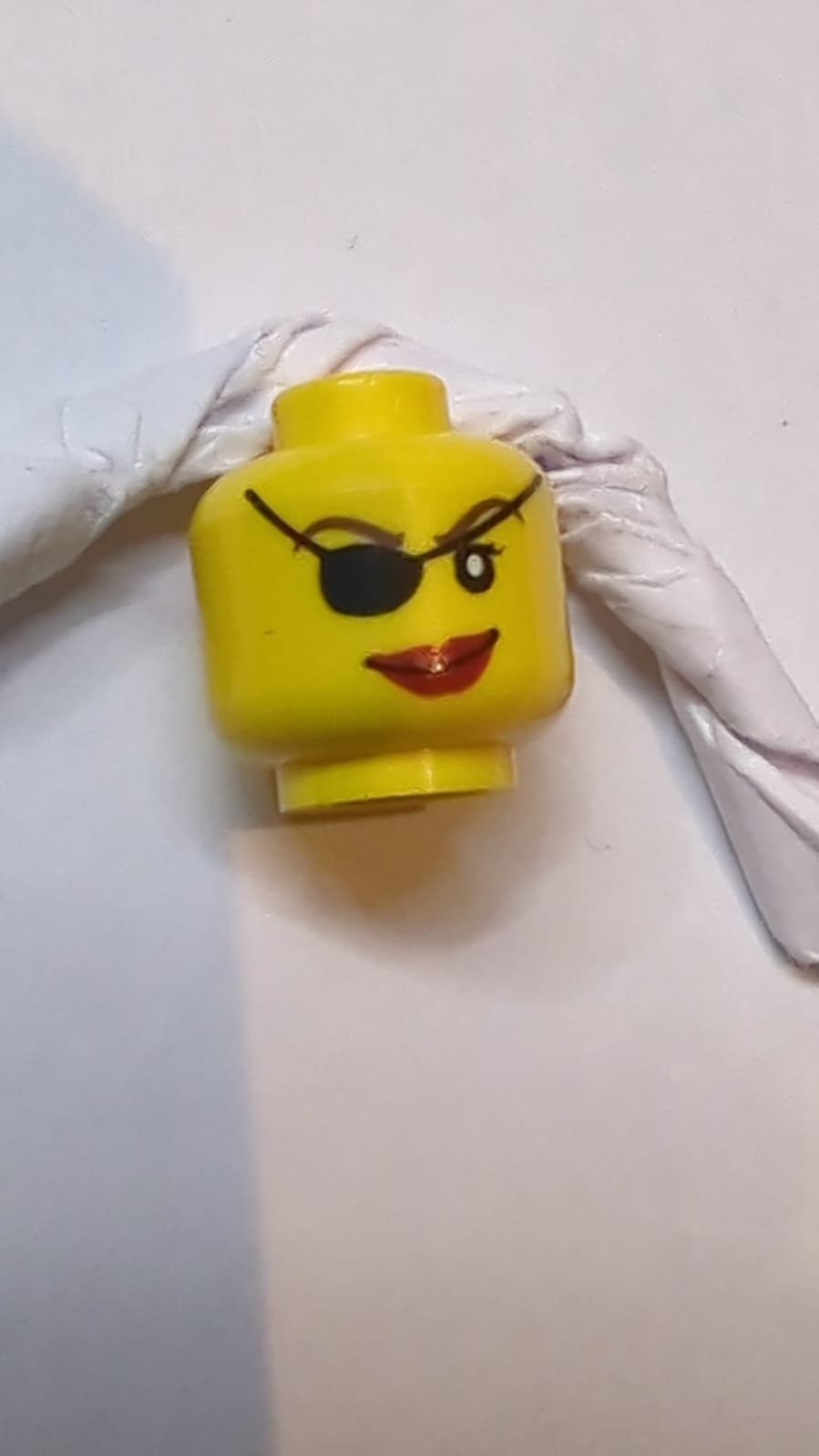 Kopf Frau mit Augenklappe und Muster aus großen roten Lippen