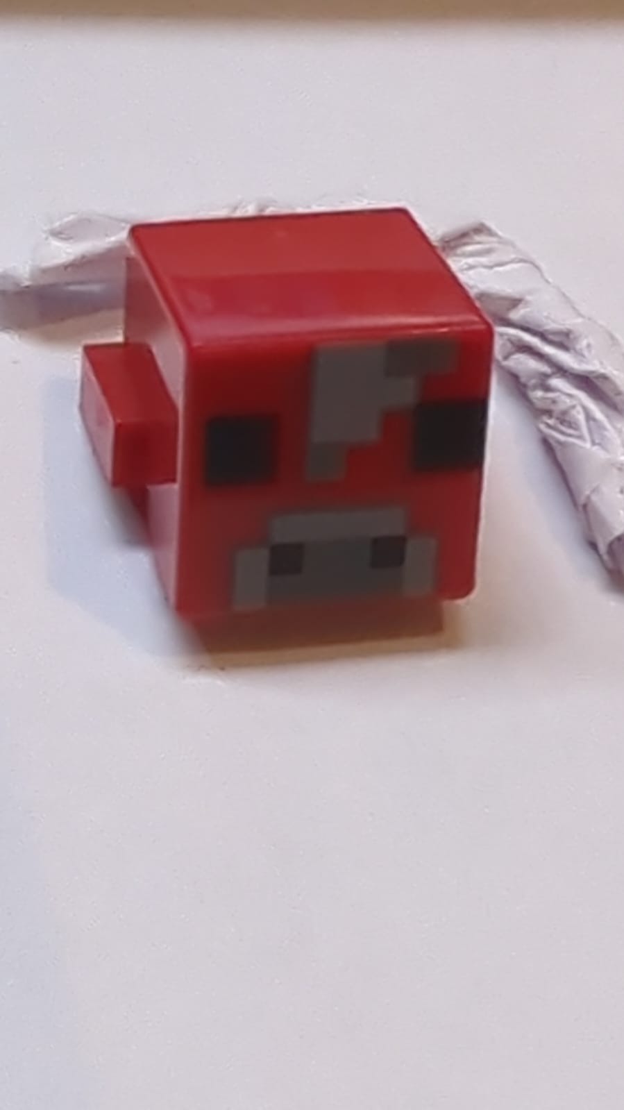 Kopf Pixelig mit schwarzen Augen und Nasenlöchern, hellblaugrauer und dunkelblaugrauer Nase sowie Stirn mit dunkelblaugrauem Pixelmuster zwischen den Augen (Minecraft Mooshroom)