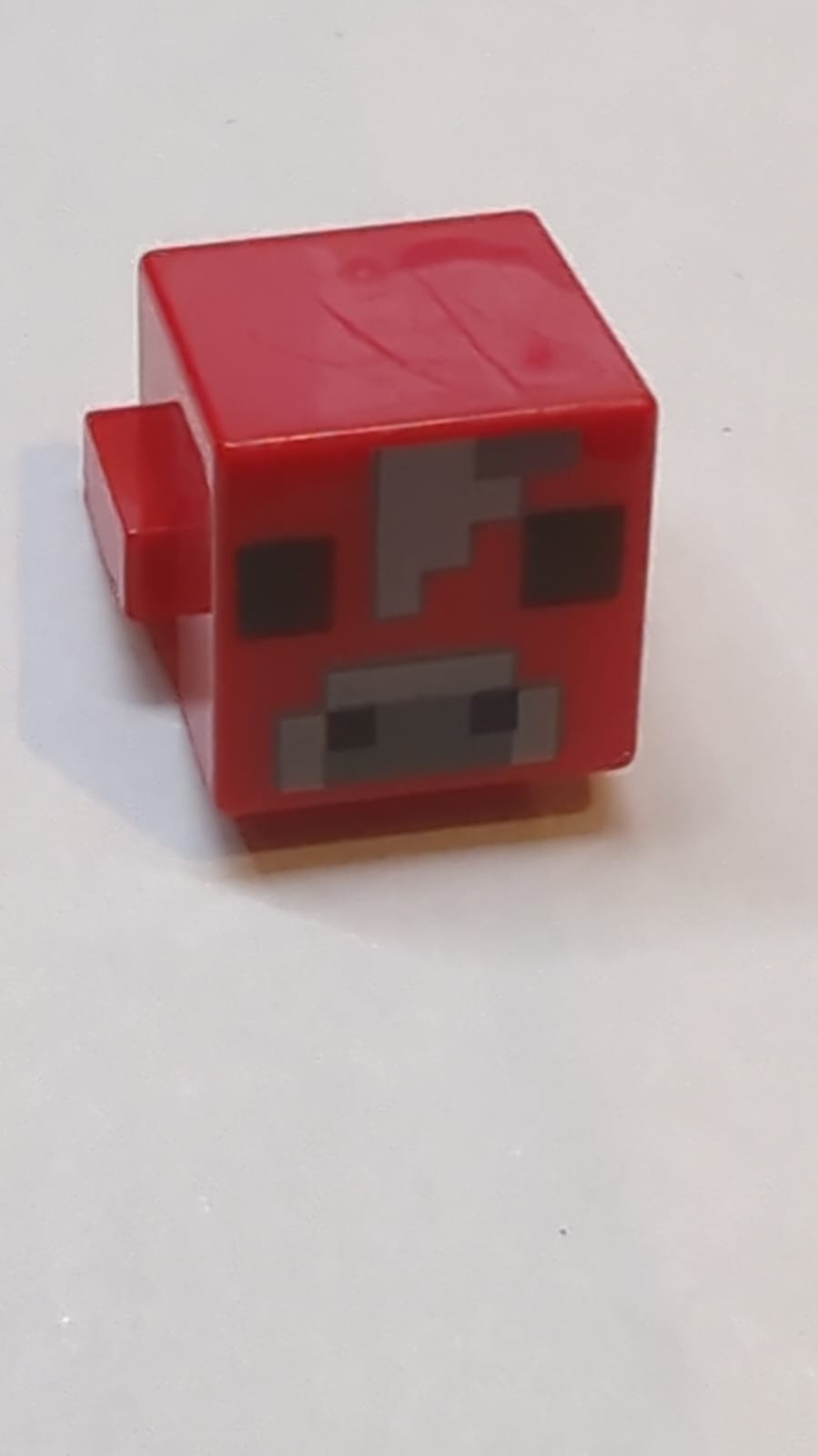 Kopf Pixeliert mit schwarzen Augen und Nasenlöchern, hellblaugrauer und dunkelblaugrauer Nase, und Stirn mit hellblaugrauem Pixel zwischen den Augen und dunkelblaugrauem oberen Randmuster (Minecraft Mooshroom)