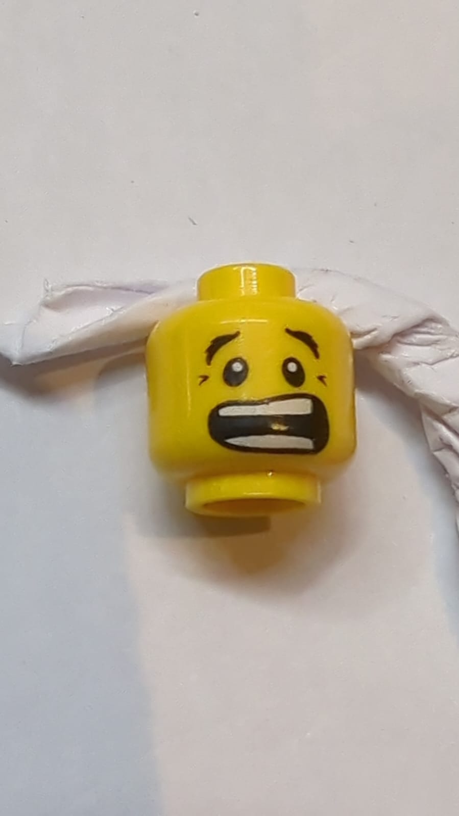 Kopf Doppelseitige schwarze buschige Augenbrauen, erschrocken geöffneter Mund mit auseinanderstehenden Zähnen / Schmollmuster