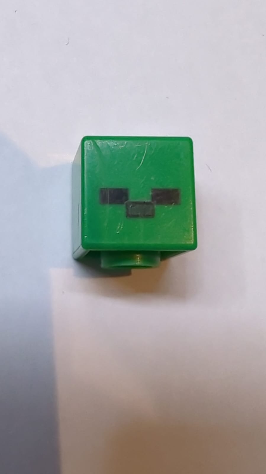 Kopf Modifizierter kleiner Würfel mit 2 schwarzen Rechtecken und 1 dunkelgrünen Rechteckmuster (Minecraft-Babyzombie)