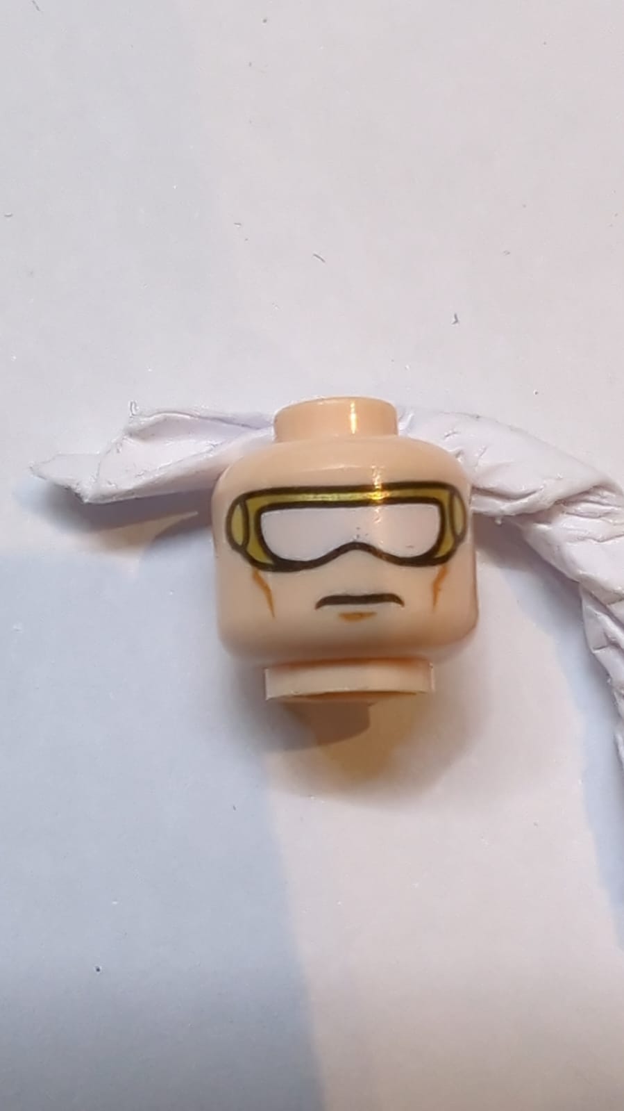 Kopf Doppelseitige Goldbrille mit weißer Linse, mittlere nougatfarbene Wangenlinien, leichtes Stirnrunzeln und Kinngrübchen / gezeigt Zähne-Muster