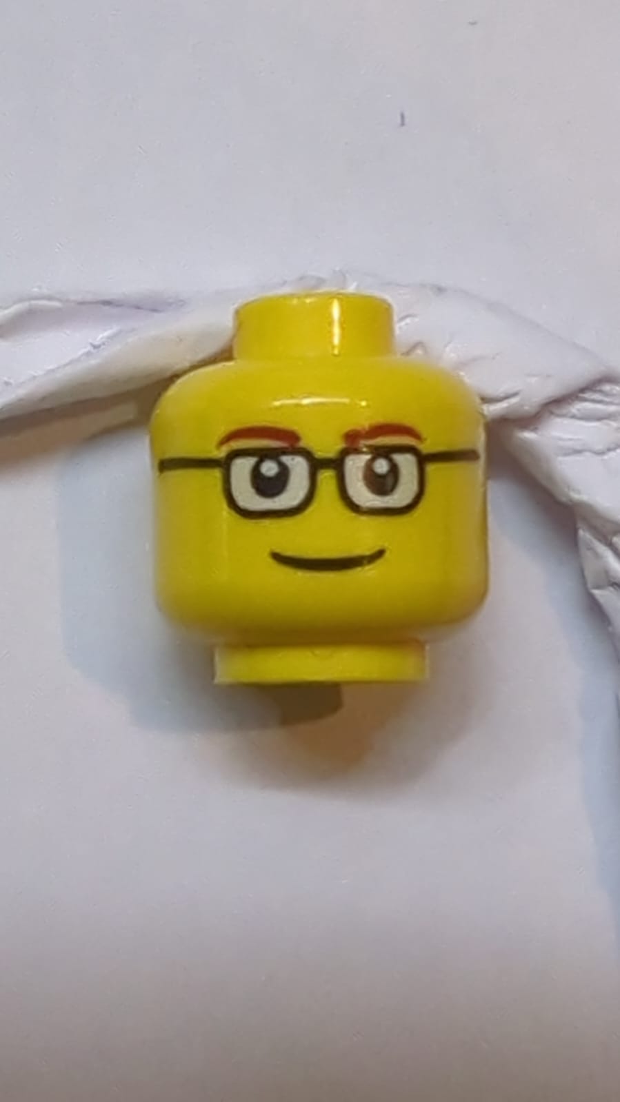 Kopf Gläser mit braunen dünnen Augenbrauen, lächelndes Muster