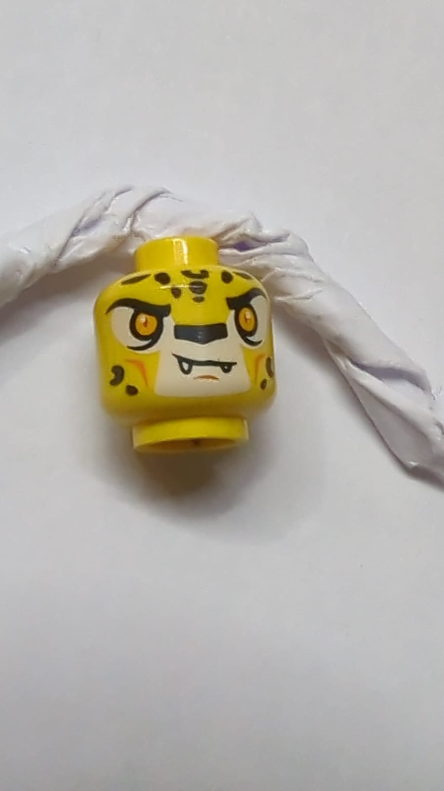 Kopf doppelseitiges Alien Chima Leopard mit leuchtend orangefarbenen Augen, Reißzähnen und schwarzen Flecken, neutrales / wütendes Muster (Lundor) gelb