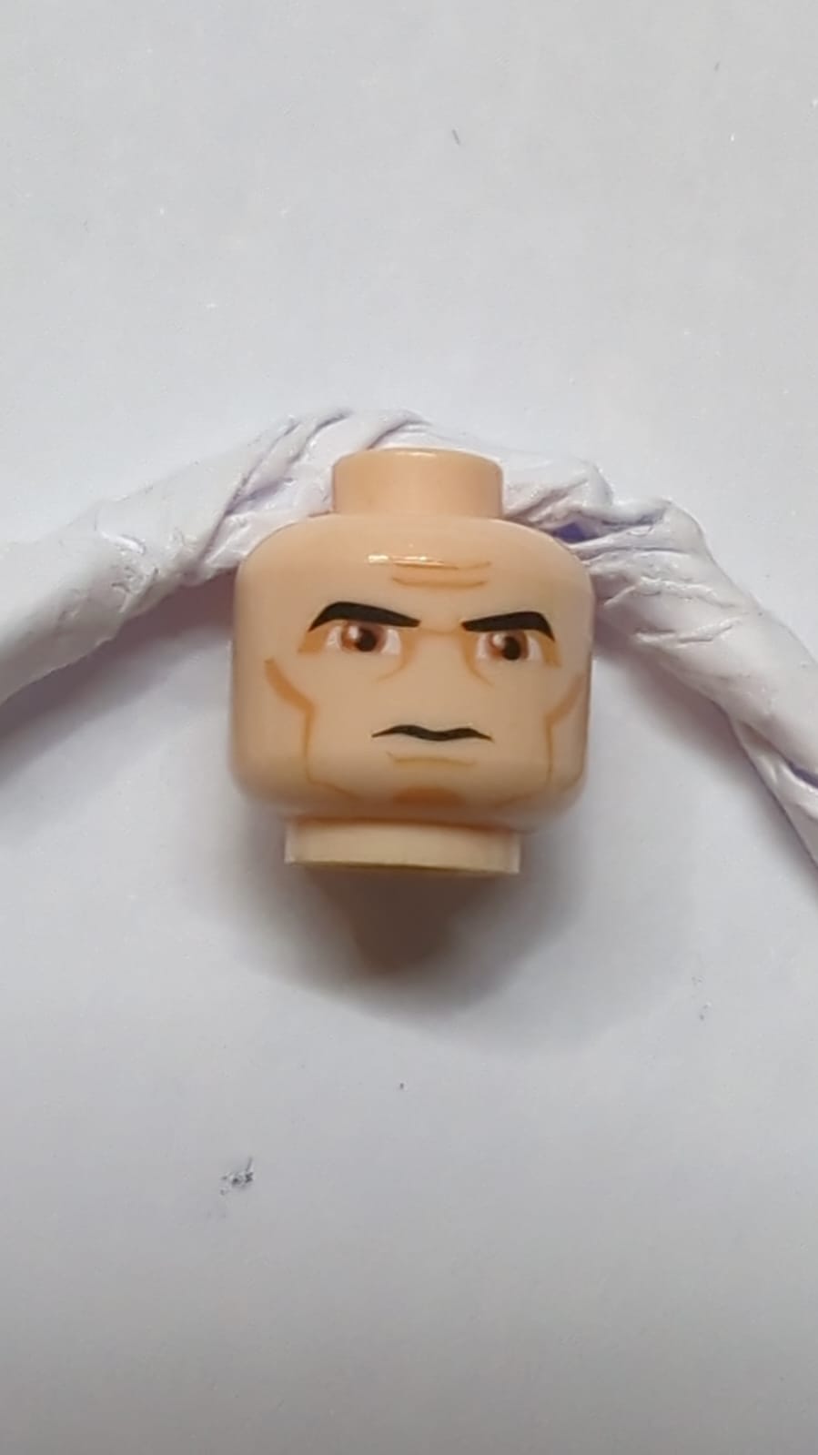 Kopf mit schwarzen, dicken Augenbrauen, große rötlich-braune Augen, Nougat-Lidschatten, Wangenlinien und Kinngrübchen, gerunzelte Stirn, strenger Gesichtsausdruck nougat (hell)