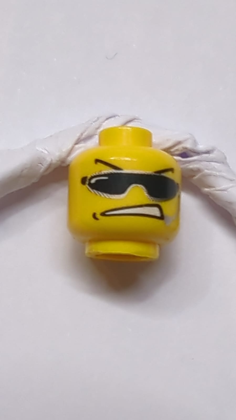 Kopf mit Sonnenbrille, gewölbten Augenbrauen, offenem Mund und Headset-Muster gelb