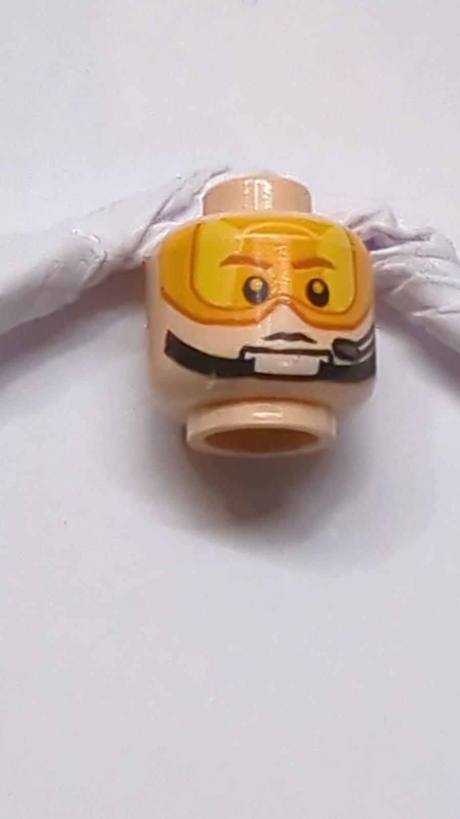 Kopf mit doppelseitigem hellem orangefarbenem Visier, schwarzem Kinnriemen, entschlossenem / offenem Lächeln mit Zahnaufdruck nougat (hell)