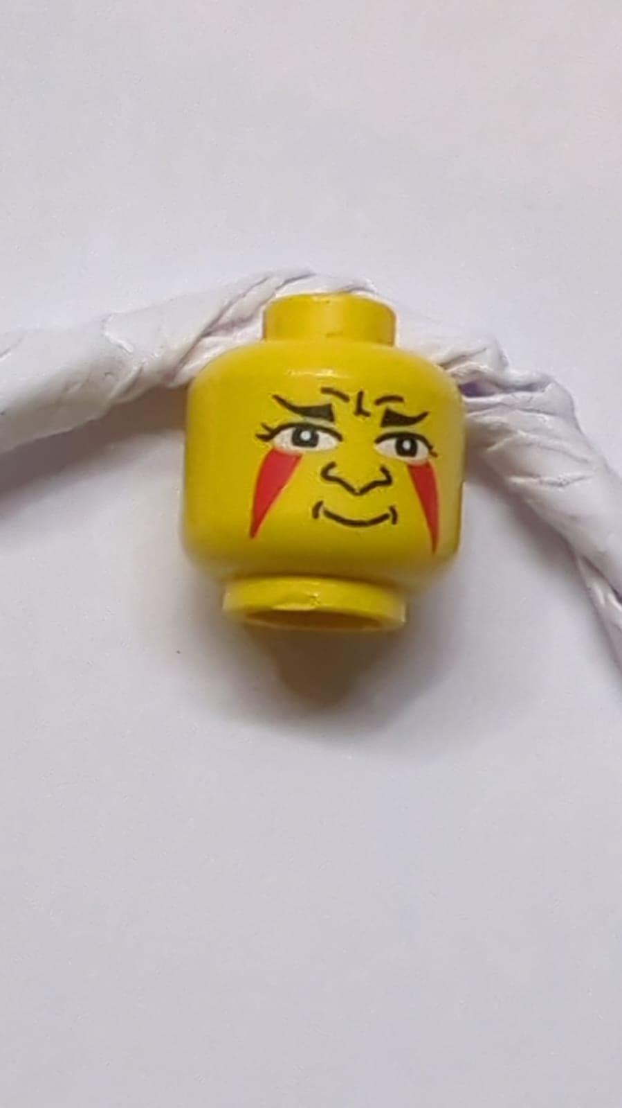 Kopf- und Gesichtsbemalung mit gemusterten Dreiecken gelb