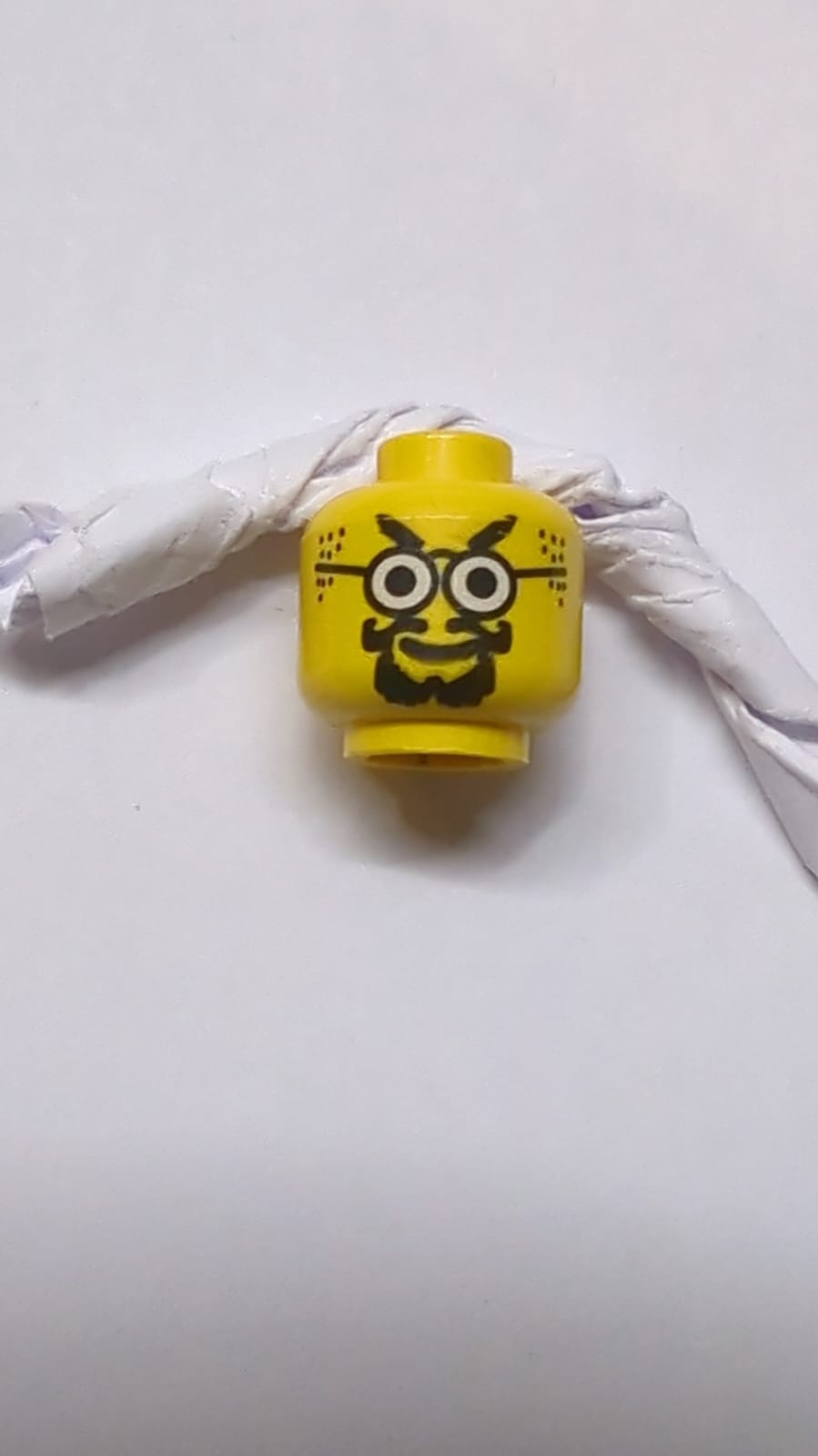 Kopfschmuck mit Brille und Spitzbartmuster