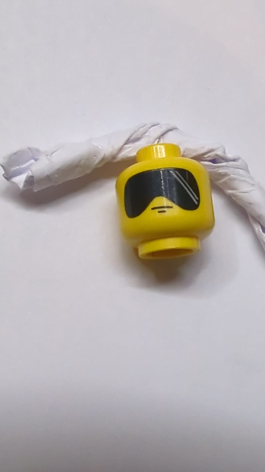 Kopfbedeckung mit großen Sonnenbrillen mit weißem Streifenmuster (SW Scout Trooper) gelb