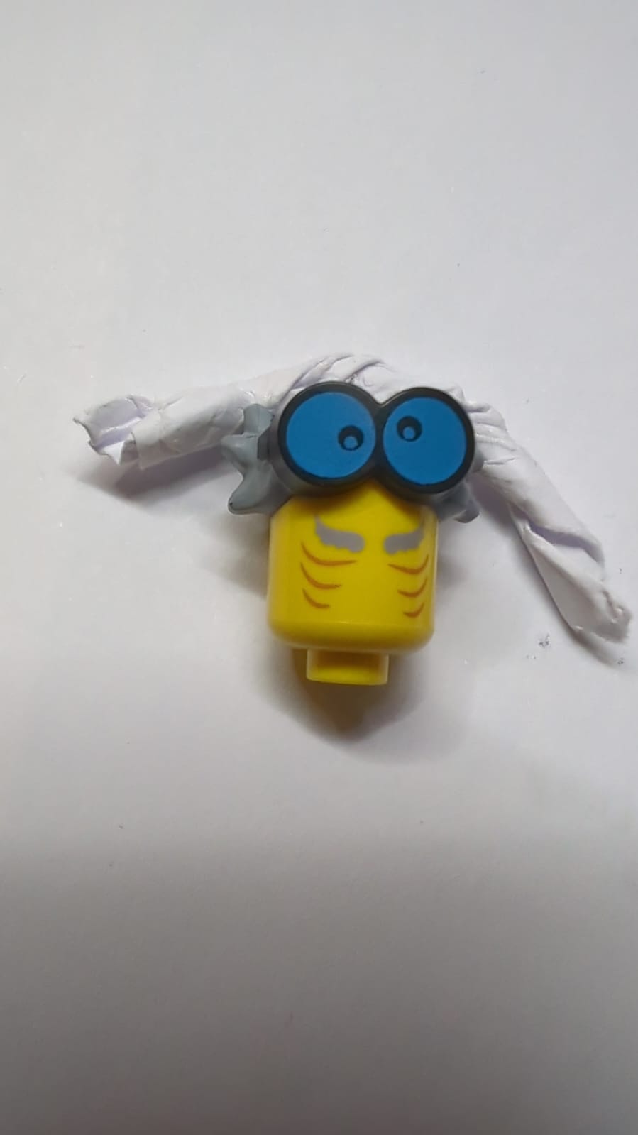 Kopfbedeckung, erweiterter Kopf mit Augenbrauen und Falten, schwarze und blaue Schutzbrille und unordentliches hellblaugraues Haarmuster gelb