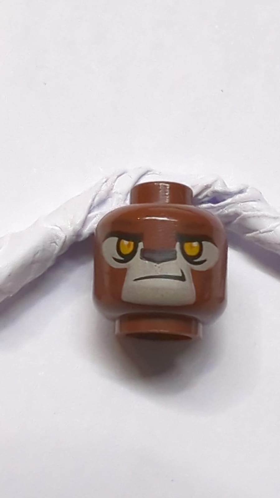 Kopf doppelseitiger Alien Chima Löwe mit orangenen Augen, beige Gesicht und brauner Nase, geschlossenes / offenes Mundmuster (Lavertus) neubraun