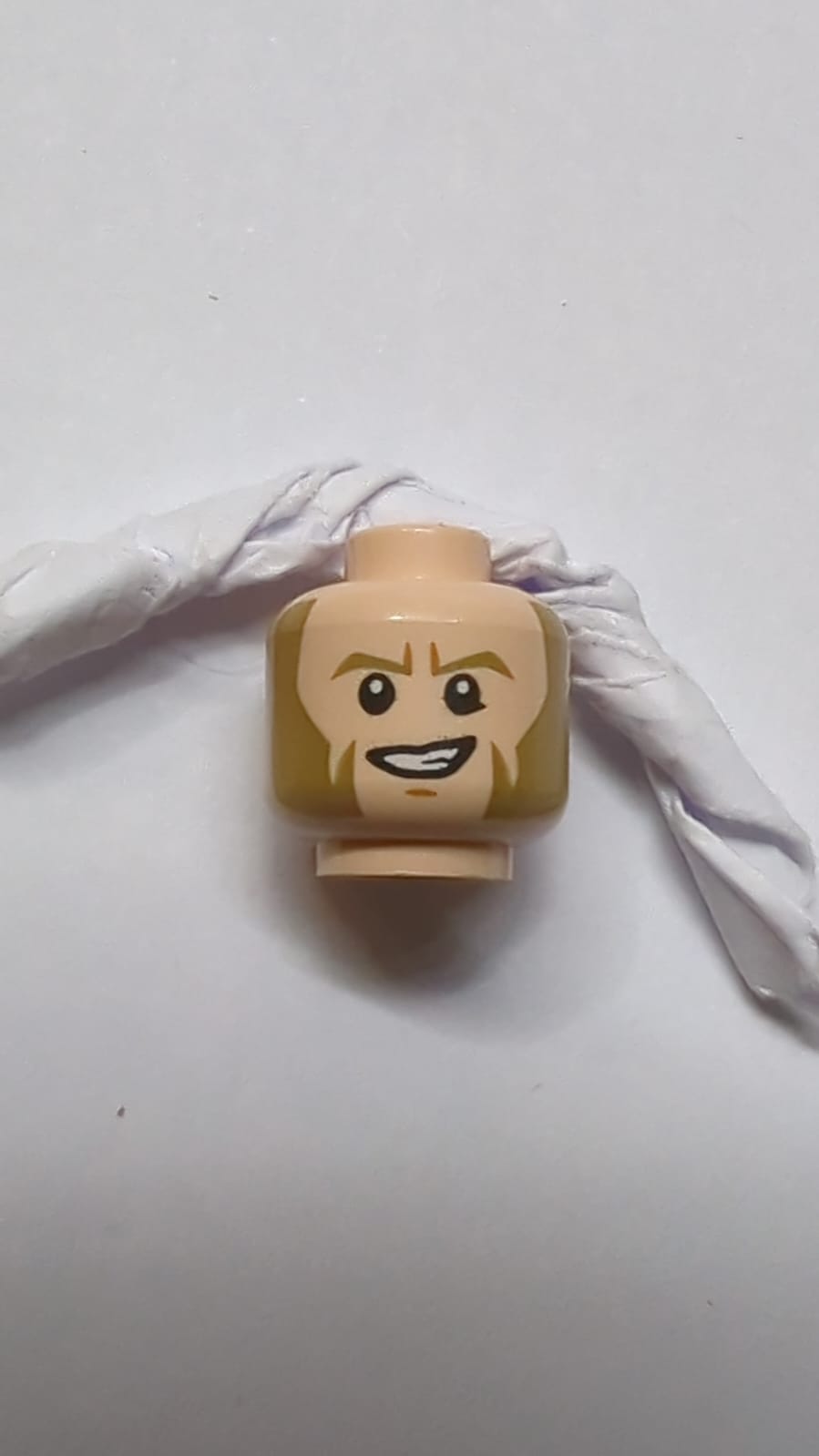 Kopf mit doppelseitigen dunkelbraunen Augenbrauen und großen Koteletten, entschlossen / trauriges Muster (SW-Agent Kallus) nougat (hell)