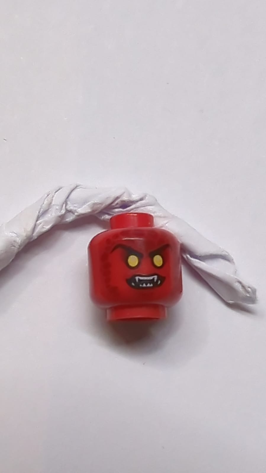 Kopf eines außerirdischen Lava-Monsters mit gelben Augen, dunkelroten Felsen und offenem Mund mit Fangzähnen Muster rot