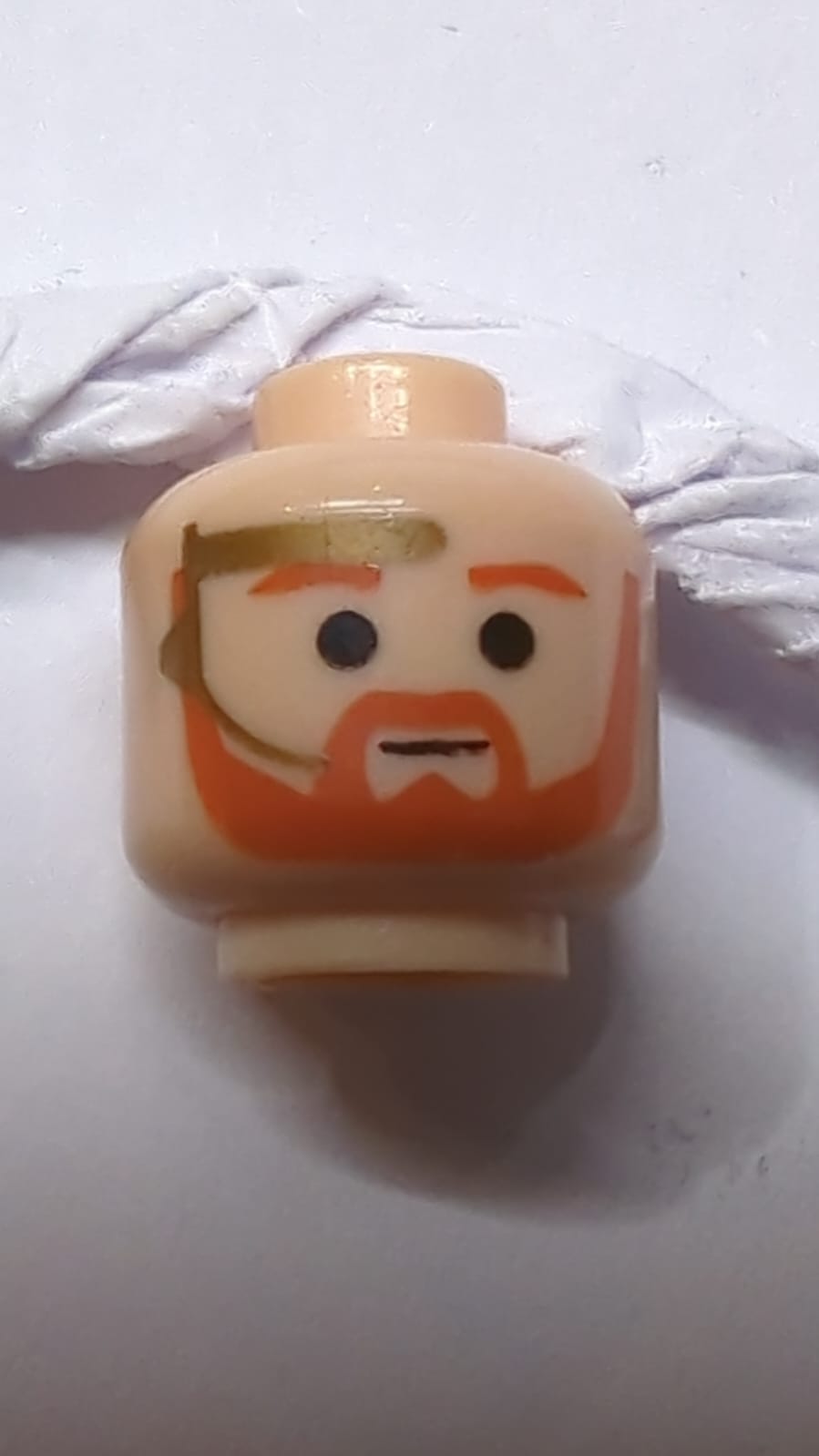 Kopf mit dunkelorangefarbenem Randbart (unterhalb des Mundes) und Augenbrauen, goldenes Headset-Muster (SW Obi-Wan Kenobi) nougat (hell)