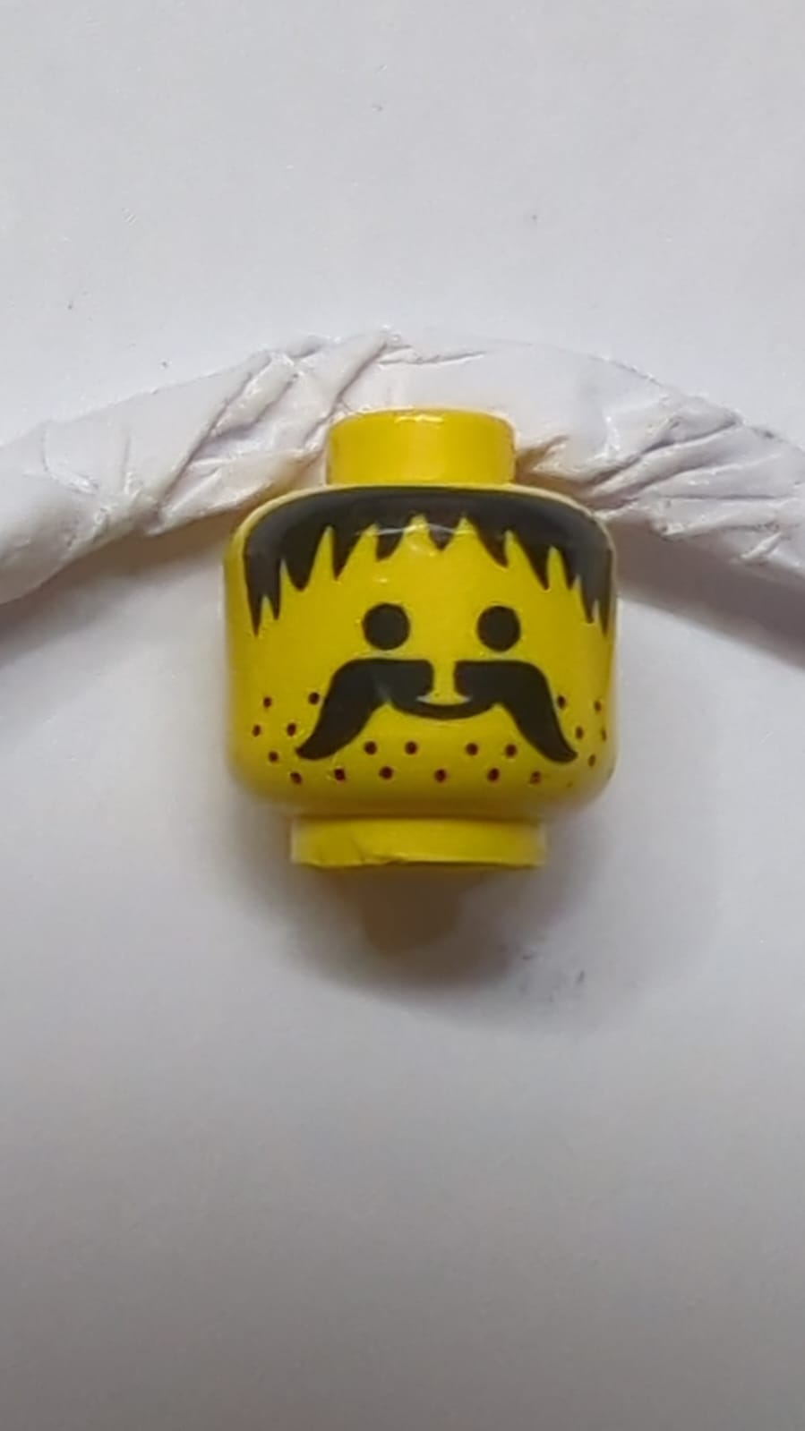 Kopf Schnurrbart, Stoppeln und unordentliches Haar schwarzes Muster gelb