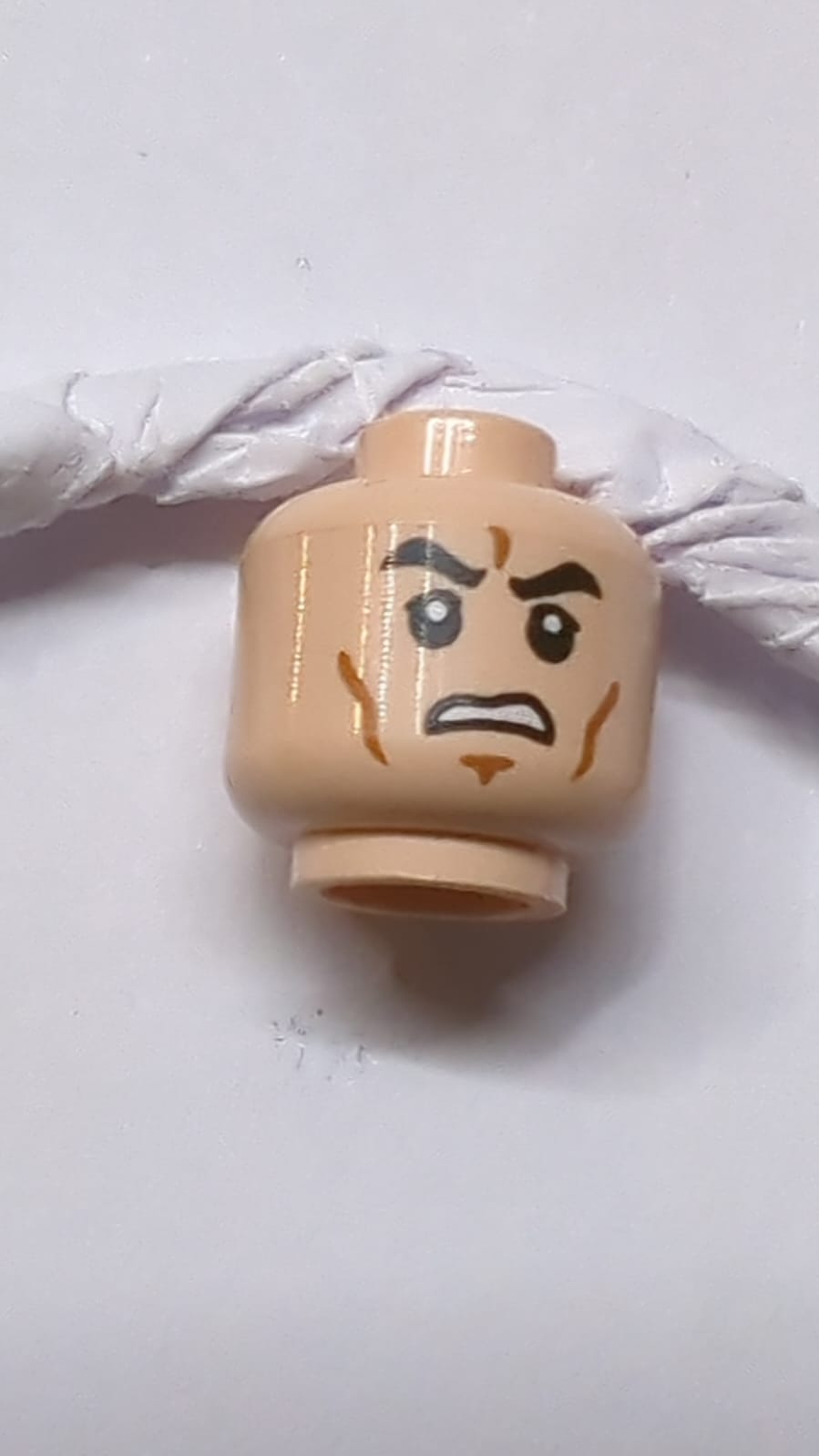 Kopf mit schwarzen Augenbrauen, oberen Augenlidern, mittleren Nougat-Wangenlinien und Kinngrübchen, offener Mund mit Zähnen beim Stirnrunzeln nougat (hell)