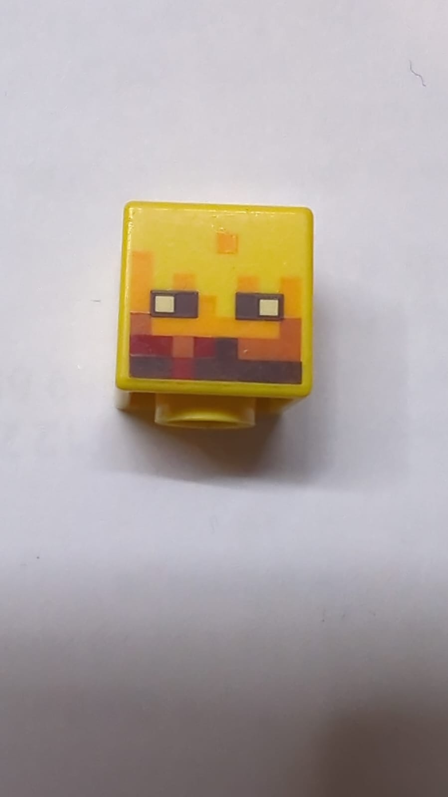 Kopf, modifizierter Würfel mit pixeligem Feuer- und schwarzen Augenmuster (Minecraft Blaze) gelb