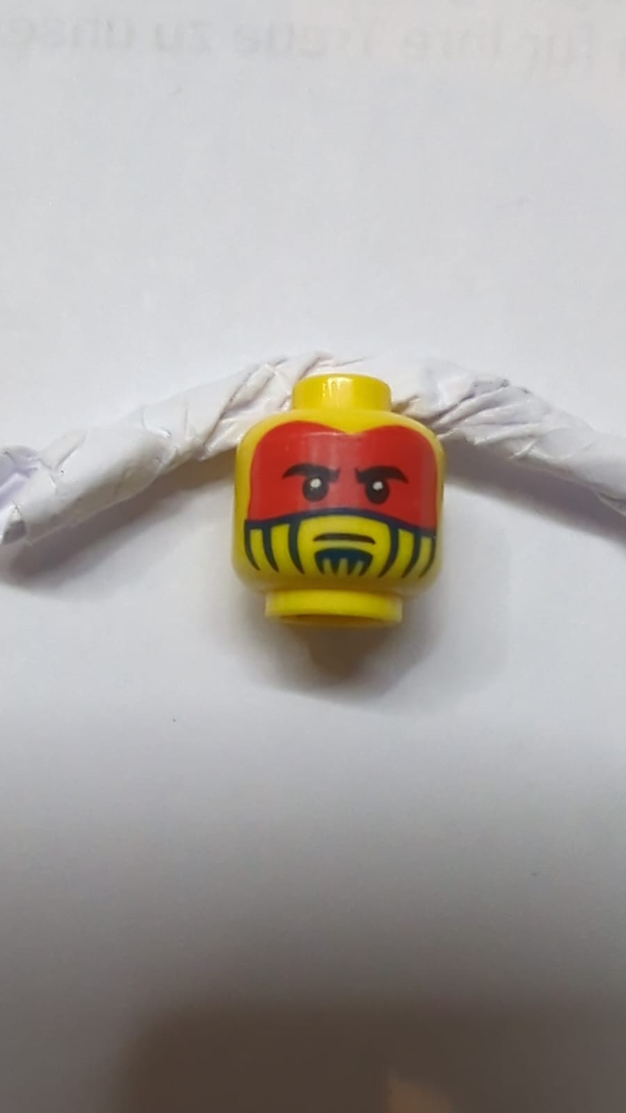 Kopf- und Gesichtsbemalung mit rotem Kriegsbemalungsmuster gelb