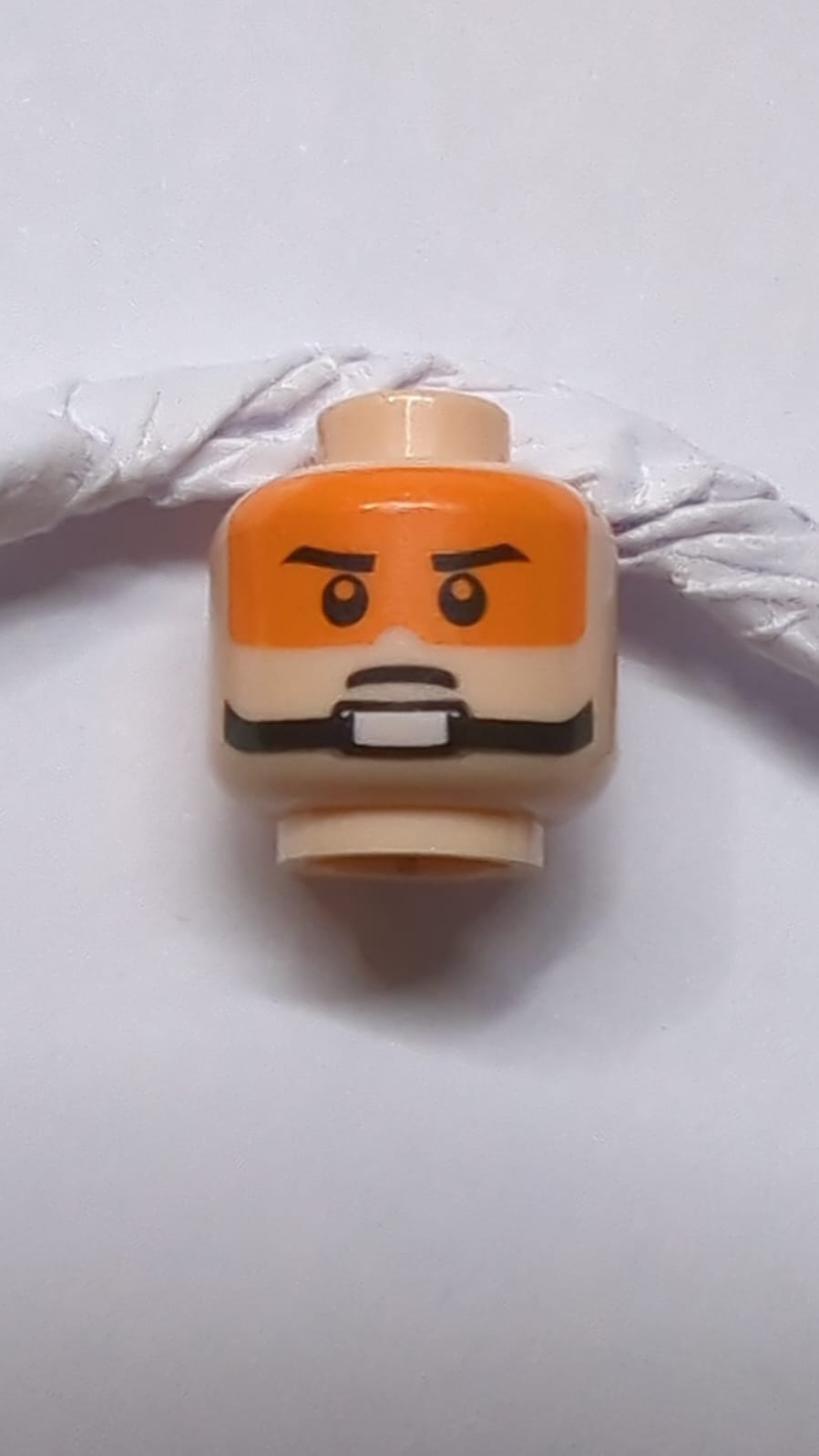 Kopf männlich, Stern, schwarze Augenbrauen, Pupillen, orangefarbene Visierschutz- und Kinnriemenmuster nougat (hell)