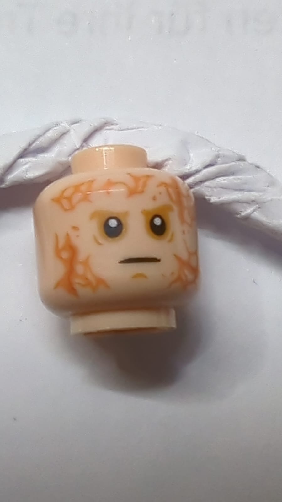 Kopf: männliche Narben vorne und hinten, weiße Pupillen, schwarzes, dünnes Mundmuster nougat (hell)