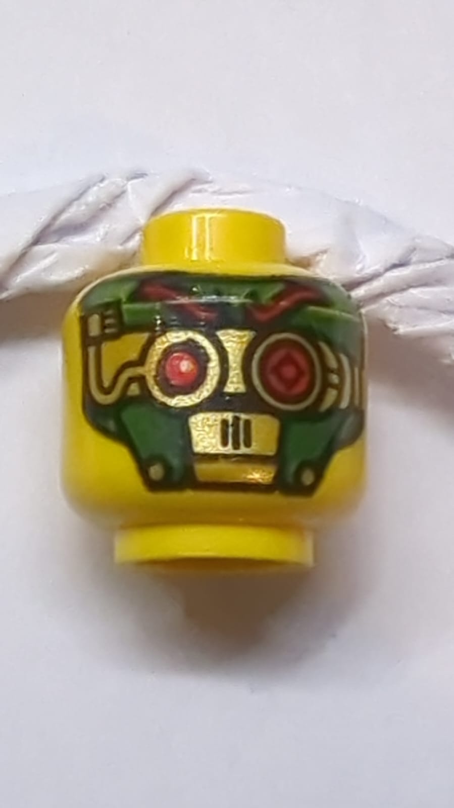 Kopf doppelseitige weibliche schwarze Augenbrauen, Wimpern, braune Lippen / grüner und goldener Roboter, rotes Augen- und Augenbrauenmuster gelb