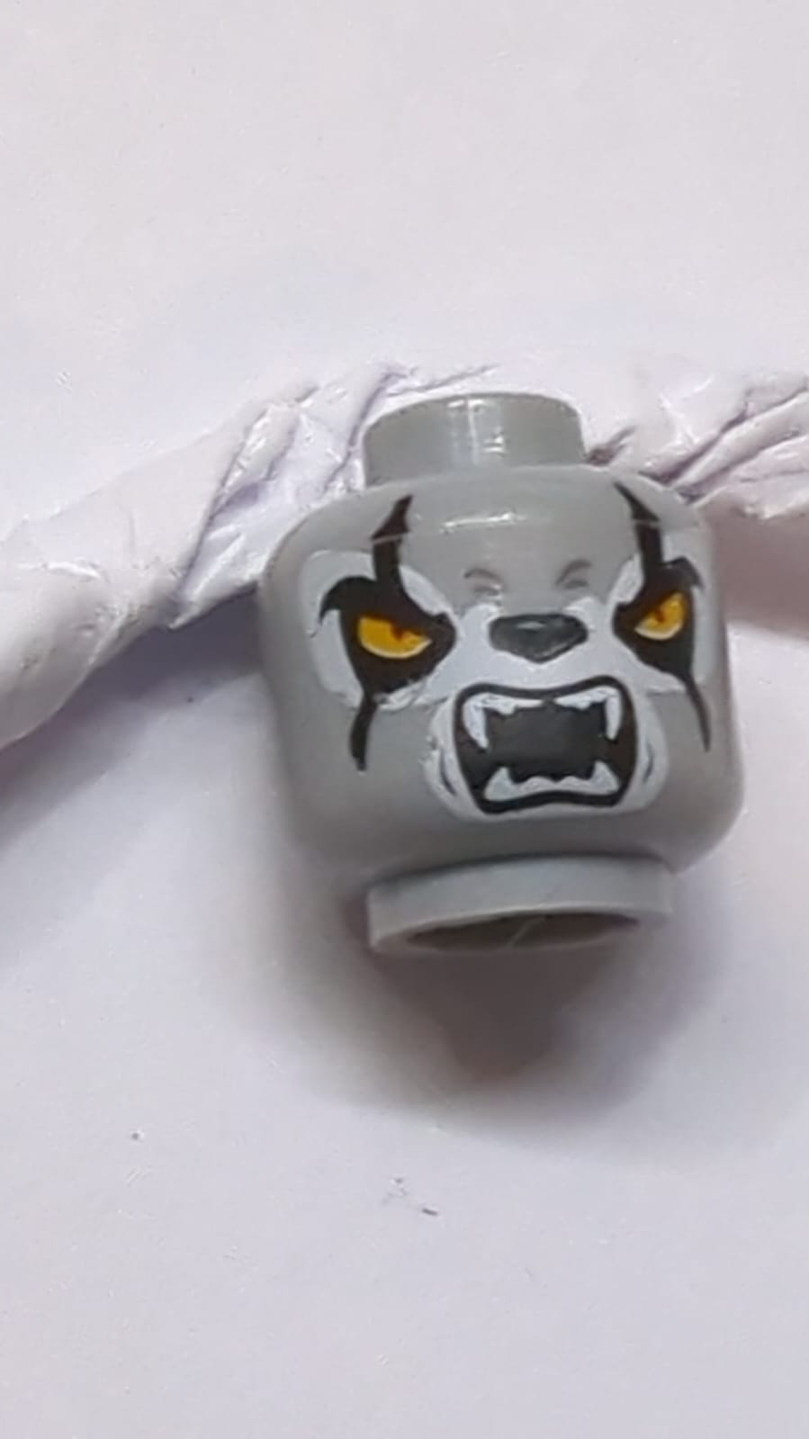 Kopf Doppelseitiger Alien Chima Wolf mit Gelben Augen, Schwarzen Narben, Reißzähnen, Geschlossener Mund / Offener Mund Muster (Worriz) neuhellgrau