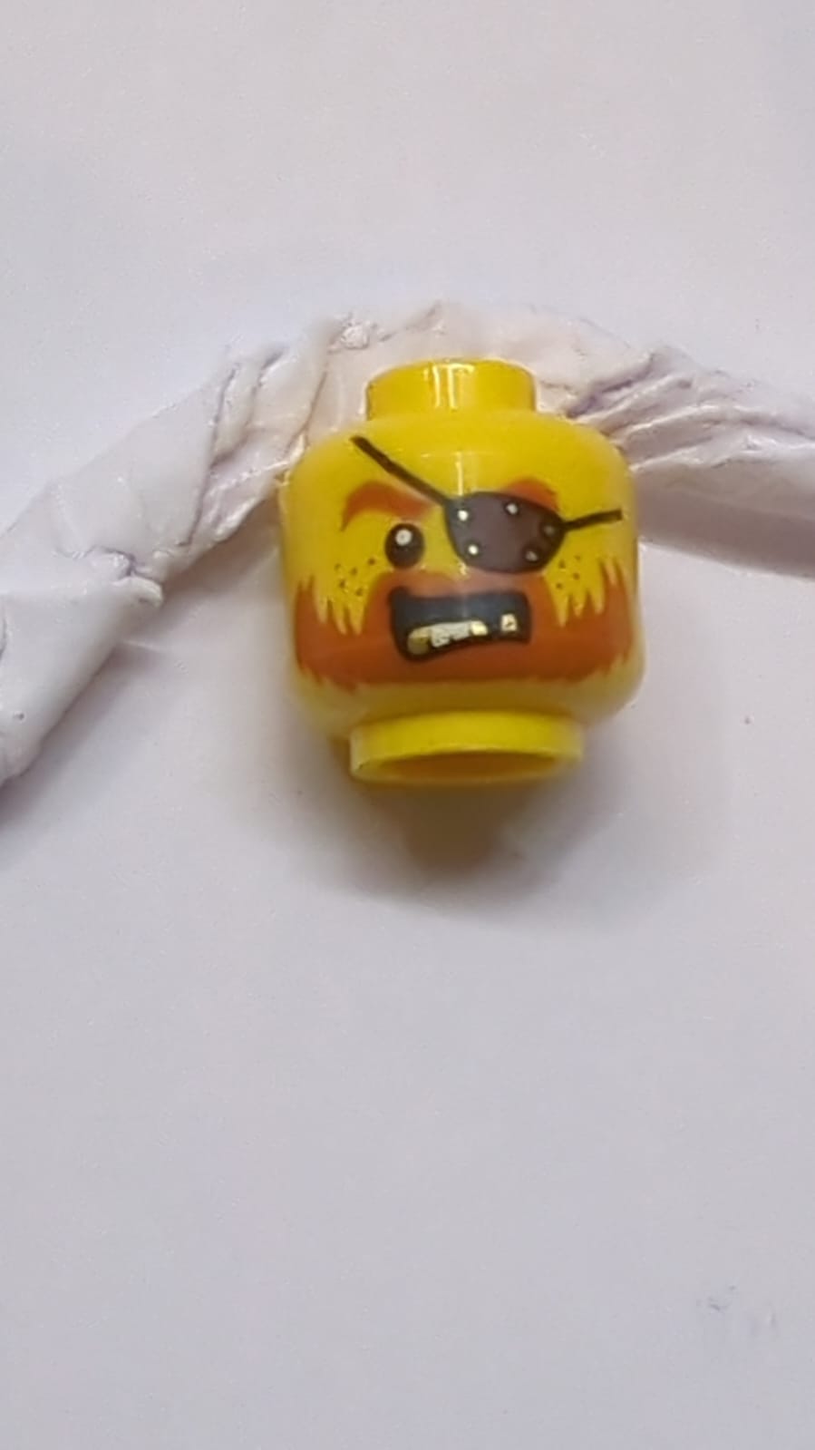 Kopf, Bart dunkelorange, Goldzähne, Augenklappe Muster gelb