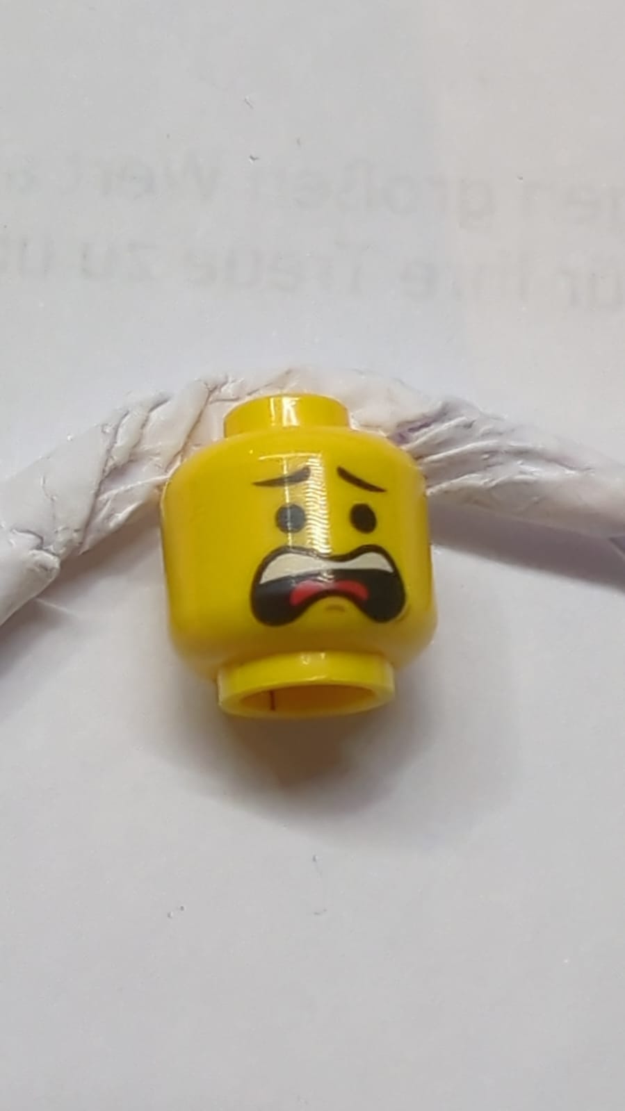 Kopf Doppelseitige Schwarze Augenbrauen, Schiefer Lächeln / Offener Mund, Erschrockenes Muster (Emmet) gelb