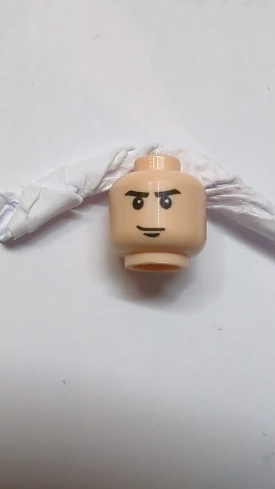 Kopf mit schwarzen Augenbrauen und Kinngrübchen, Schmollmuster nougat (hell)