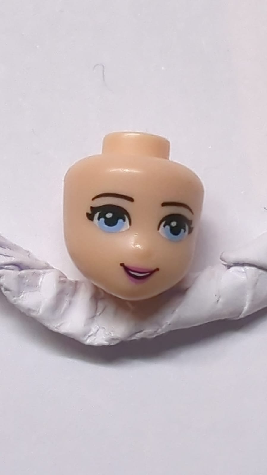 Kopf Friends mit hellblauen Augen, dunkelrosa Lippen und einem offenen Mundlächeln nougat (hell)