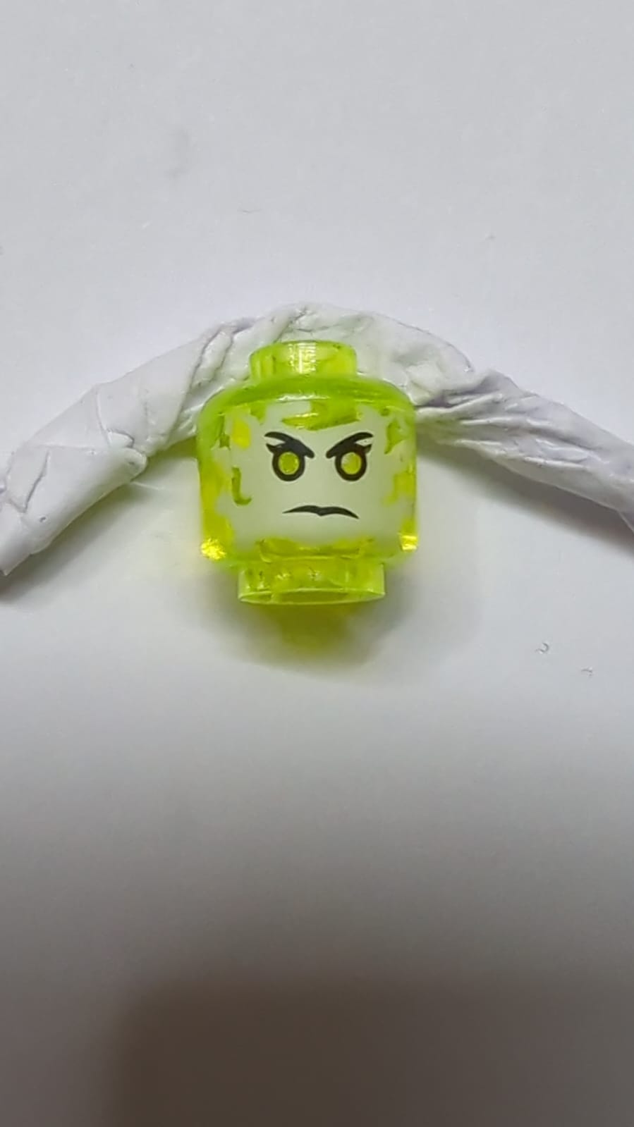 Kopf einer außerirdischen weiblichen Geistergestalt mit gelblich-grünem Gesicht und sandgrünen Lippenmuster transparent neongrün