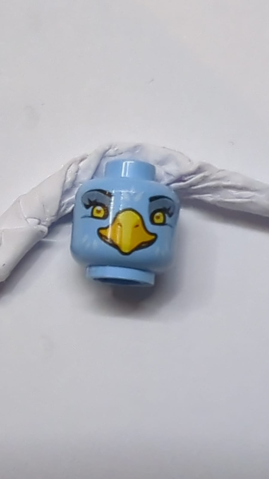 Kopf des doppelseitigen Alien Chima Adlers mit gelben Augen, sandblauer Lidschatten, hellorangefarbener Schnabel und weißen Federn, breites / schmales Augenmuster hellblau