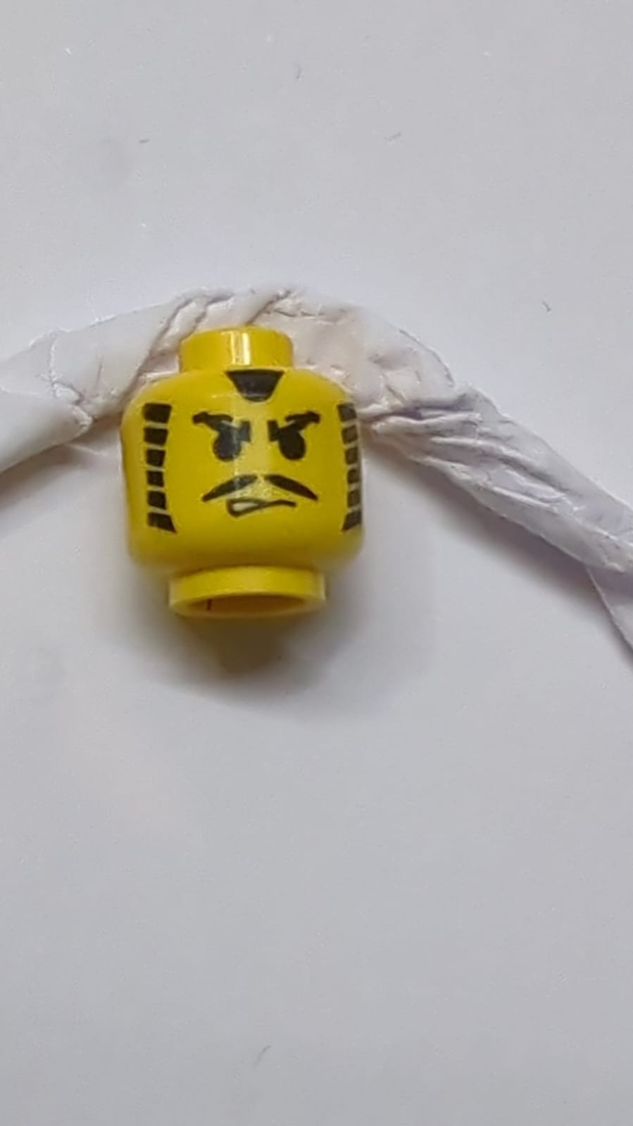 Kopf Schnurrbart Wütende Augenbrauen und Gestreifte Koteletten Muster gelb