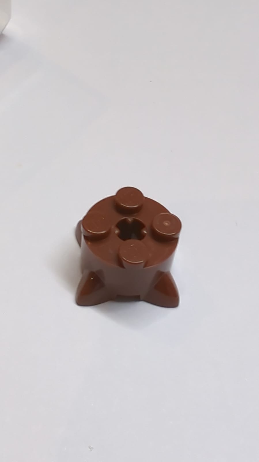 NEU Stein, Rund 2 x 2 mit 4 Wurzeln / Füßen und Achslöchern neubraun