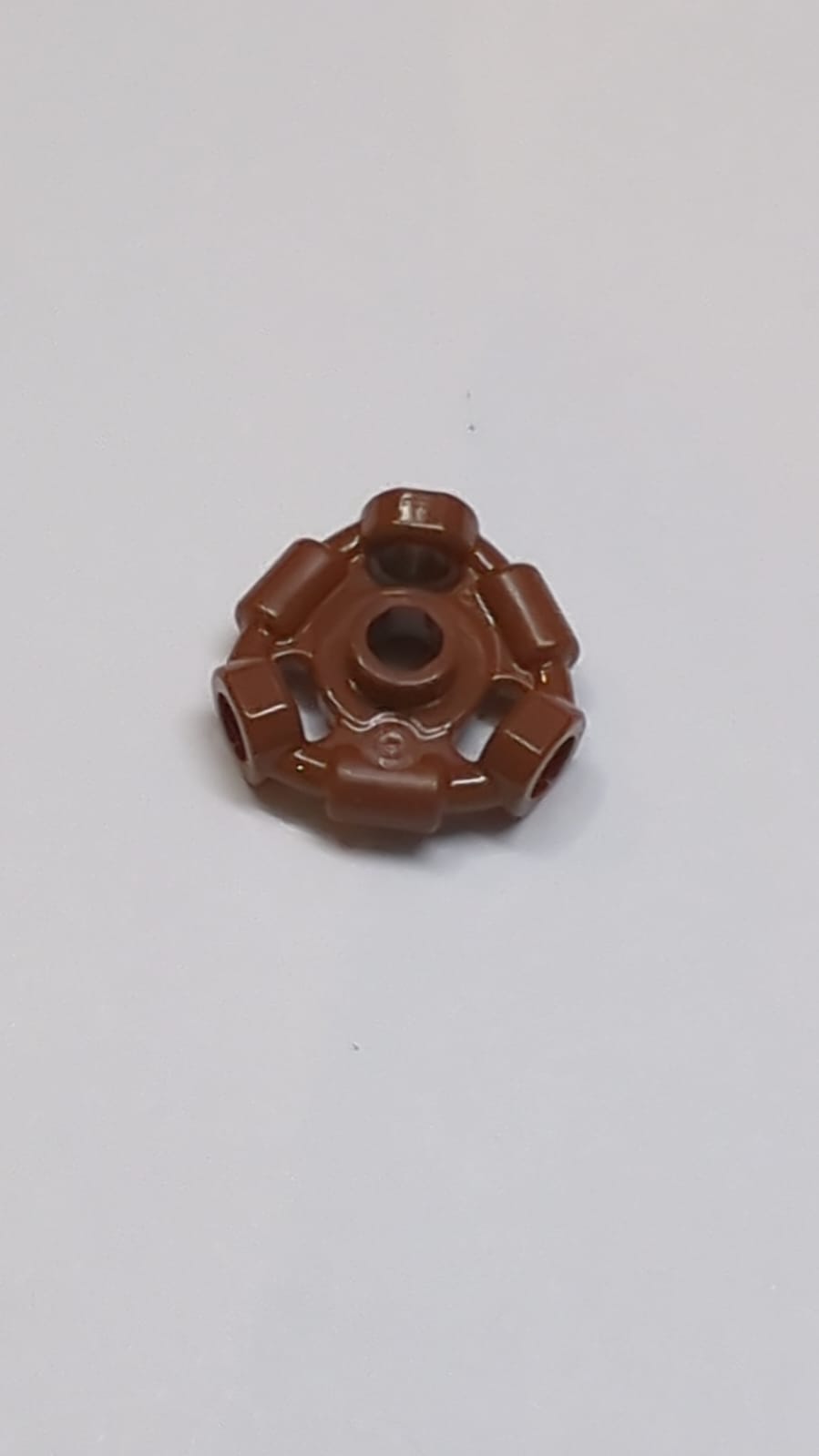 NEU Minifigur, Waffenhalterring mit 3 Stangen und 3 Stangenlöchern (Ninjago Aeroblade Center) – offene Noppe neubraun
